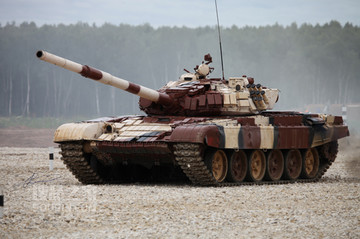 俄罗斯T-72B1主战坦克(挂接触-1附加装甲) 