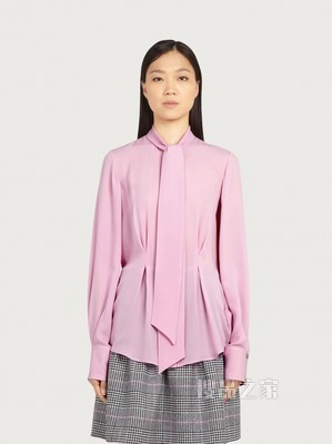 女成衣