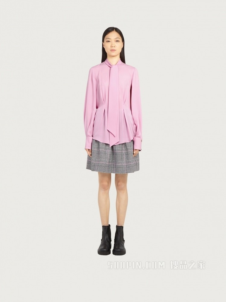 女成衣