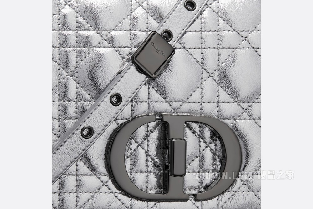 中号 Dior Caro 手袋 银色调褶皱金属光泽牛皮革 Dior Spatial 图案