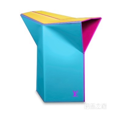 Atelier Oï 设计的折叠凳