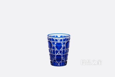 蓝色玻璃杯 藤格纹图案