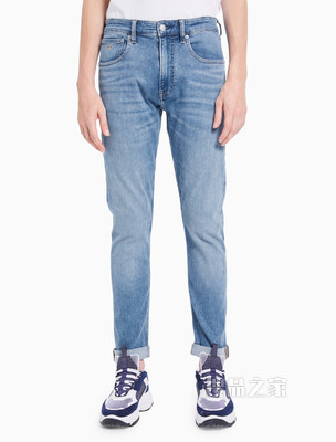Calvin Klein 男装时尚翻折浅蓝水洗楔形版牛仔裤J317949