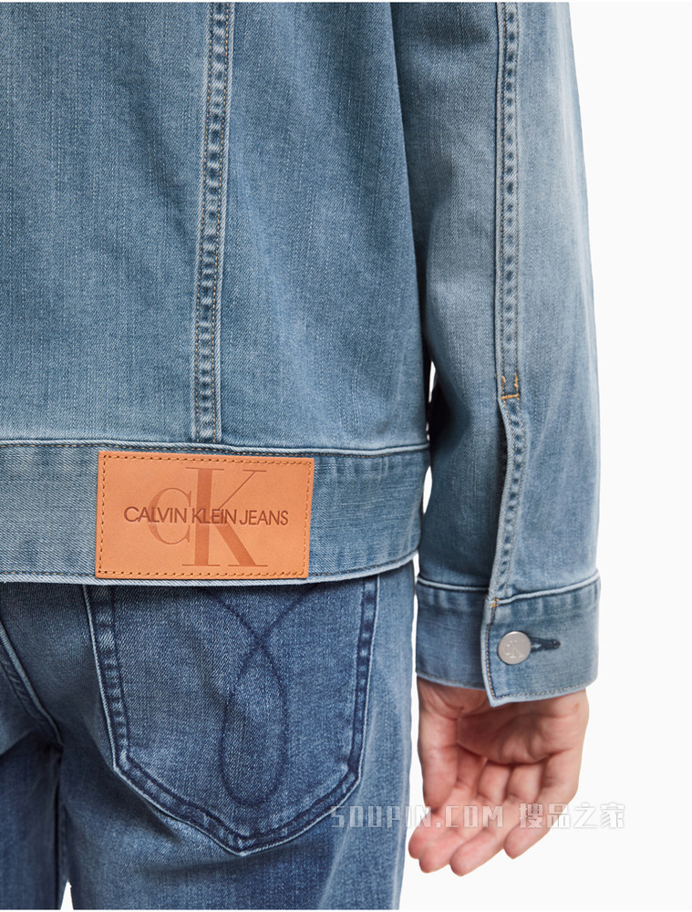 Calvin Klein 男士翻领纽扣水洗口袋牛仔外套J317964