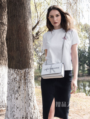 Calvin Klein 女装时尚圆领刺绣叠印LOGO短袖T恤J216166