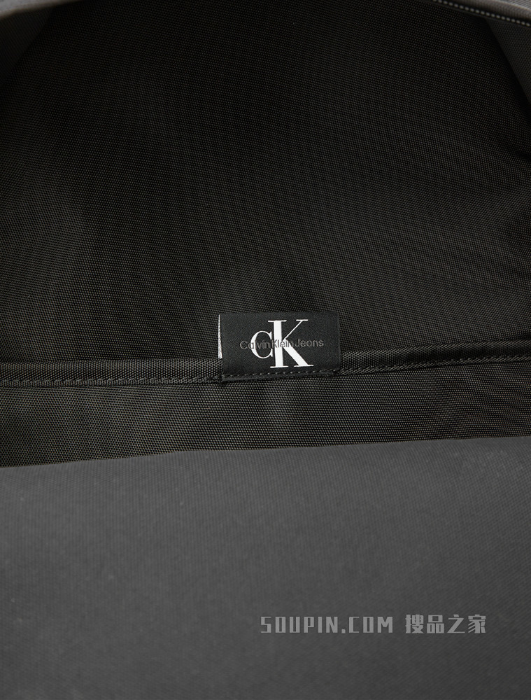 Calvin Klein 男士时尚拉链满印胶质LOGO双肩背包HH3018