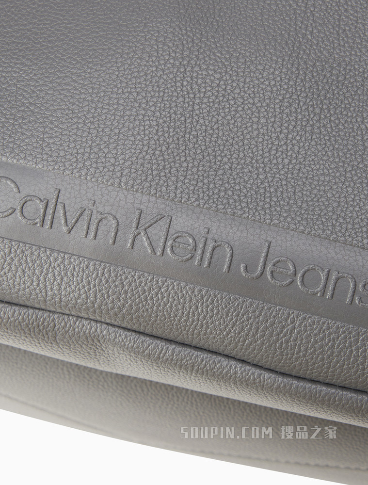 Calvin Klein 男士休闲翻盖插扣LOGO压印双肩背包HH3048