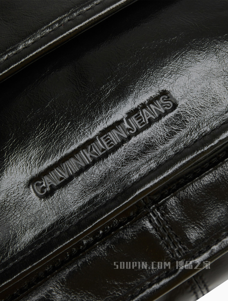 Calvin Klein 时尚翻盖链条亮面压印LOGO斜挎单肩包DH2374T2000