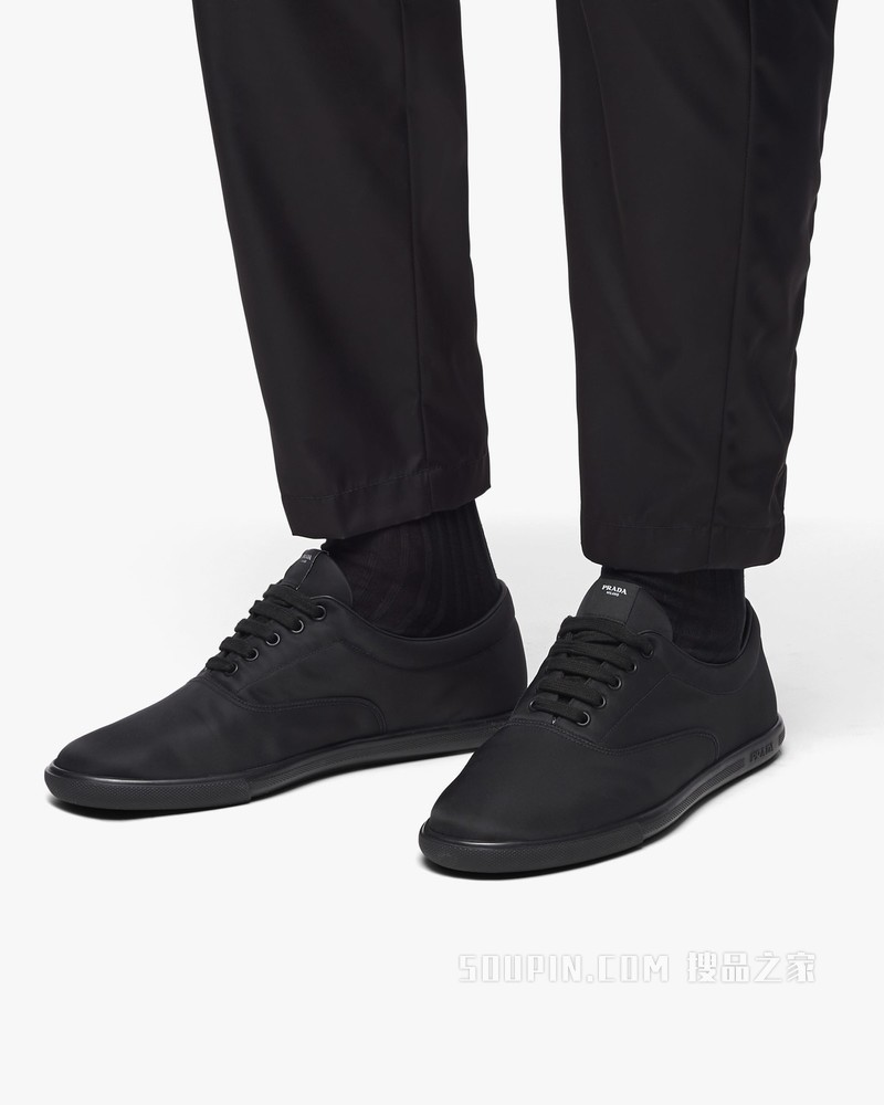 尼龙系带运动鞋
