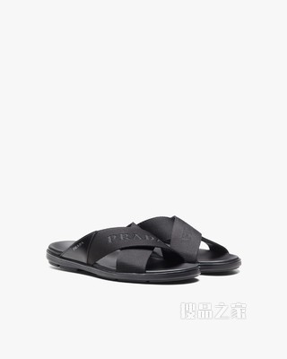 亮面皮革和尼龙饰带凉鞋