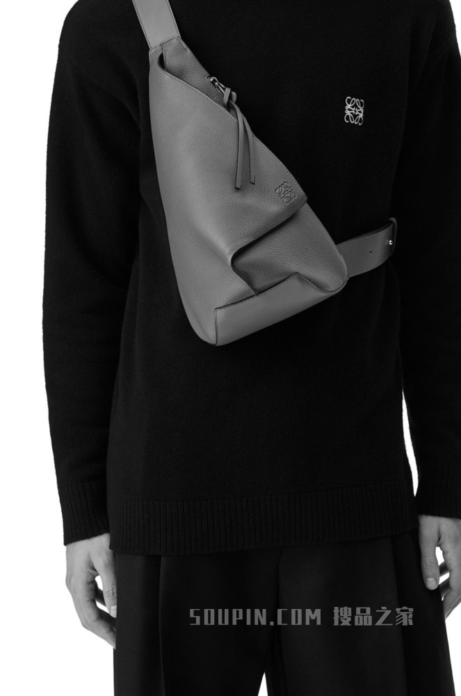 柔软粒面牛皮革 Anton Sling 手袋