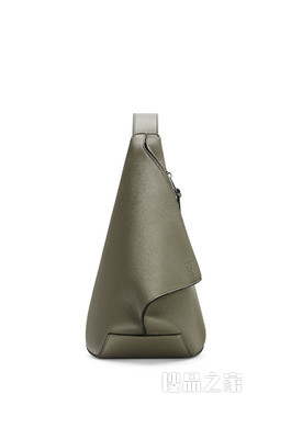 柔软粒面牛皮革 Anton Sling 手袋