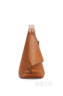 柔软粒面牛皮革 Anton Sling 手袋