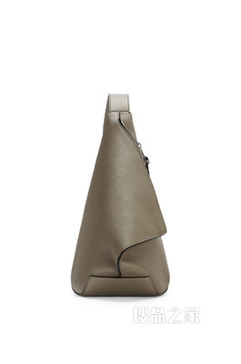 柔软粒面牛皮革 Anton Sling 手袋