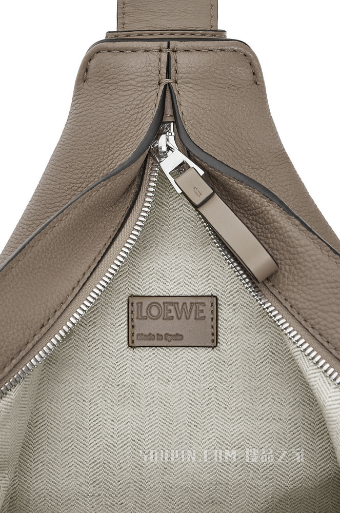 小号柔软粒面牛皮革 Anton 背包