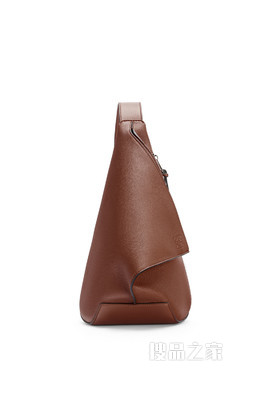 柔软粒面牛皮革 Anton Sling 手袋