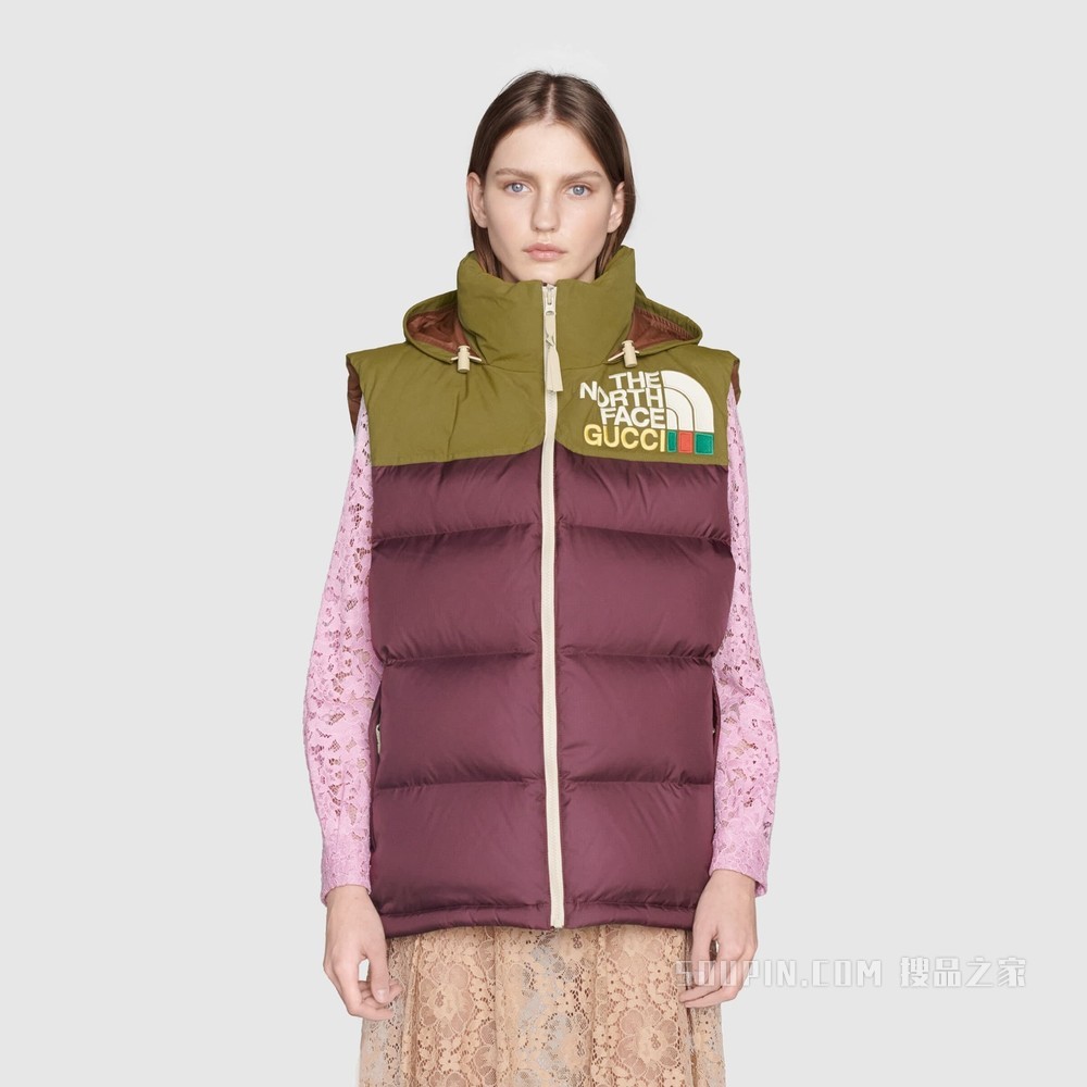 The North Face x Gucci联名系列羽绒马甲 酒红色和绿色