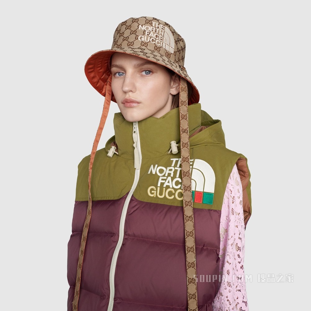 The North Face x Gucci联名系列羽绒马甲 酒红色和绿色