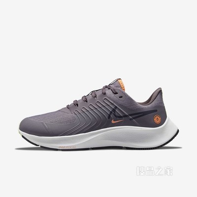 Nike Air Zoom Pegasus 38 Shield 女子跑步鞋