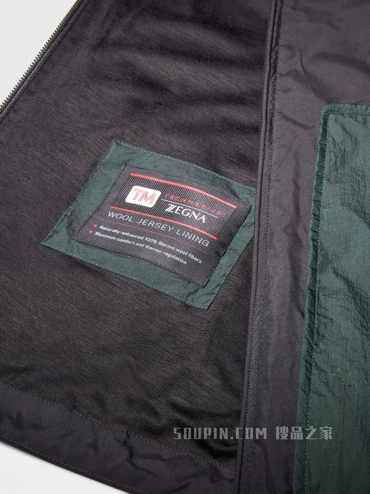 褶皱效果微纤维与 Techmerino™ 羊毛连帽夹克