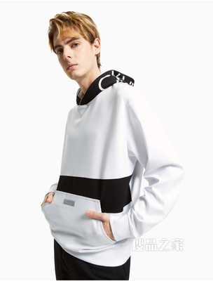 Calvin Klein 男女同款连帽撞色拼接LOGO印花卫衣J400150