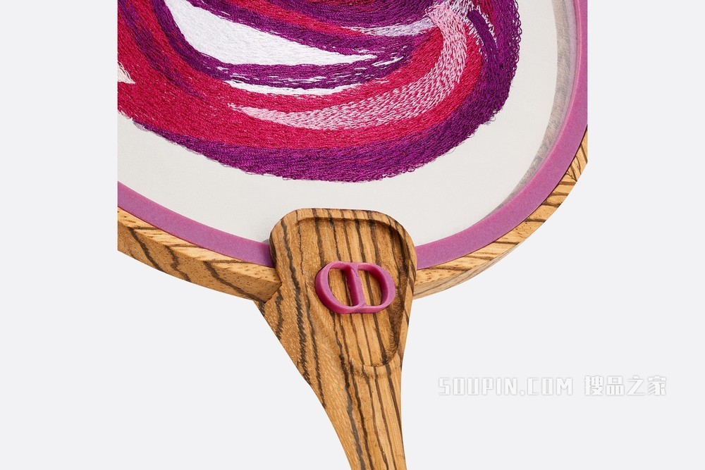 DIOR AND KENNY SCHARF 扇子 异国风情斑马木和桑蚕丝欧根纱刺绣搭配粉色玻璃珠饰与流苏