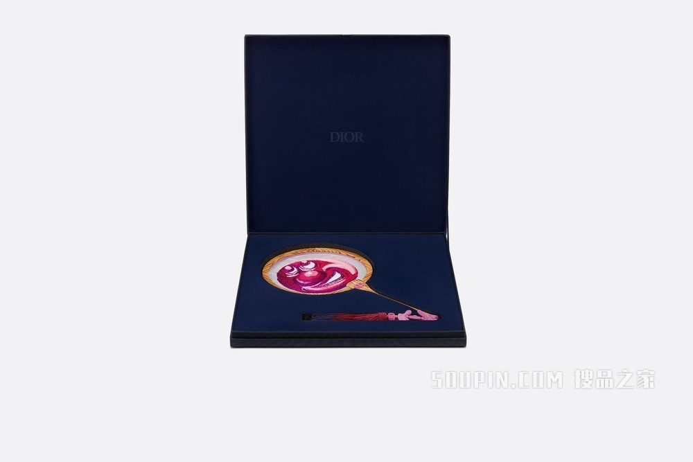 DIOR AND KENNY SCHARF 扇子 异国风情斑马木和桑蚕丝欧根纱刺绣搭配粉色玻璃珠饰与流苏