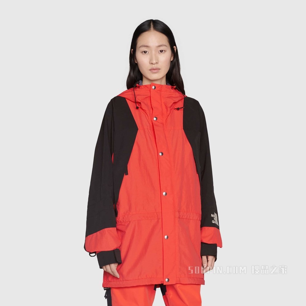 The North Face x Gucci联名系列风衣 黑色和红色