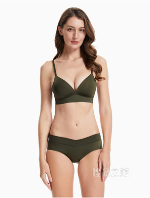 Calvin Klein 女士舒适光面无痕薄衬垫无钢圈宽围边三角杯文胸QF6022AD