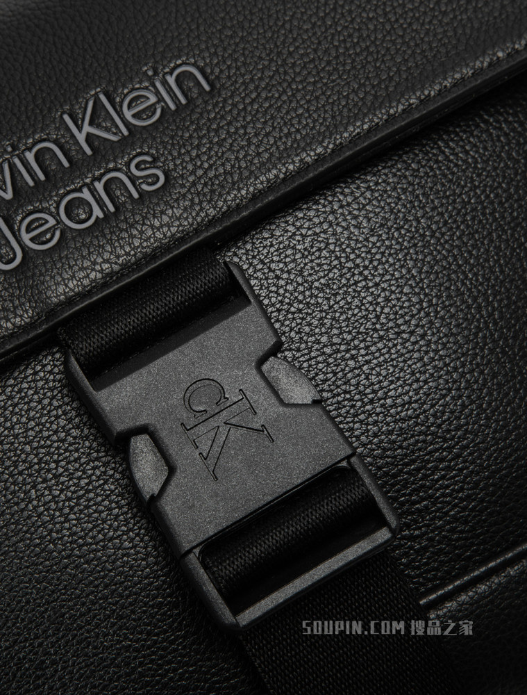 Calvin Klein 男士时尚插扣翻盖压纹LOGO斜挎邮差包HH3066