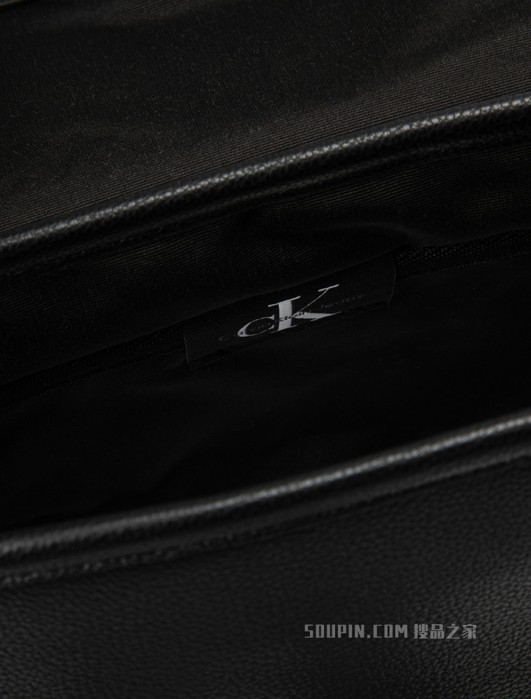 Calvin Klein 男士时尚插扣翻盖压纹LOGO斜挎邮差包HH3066