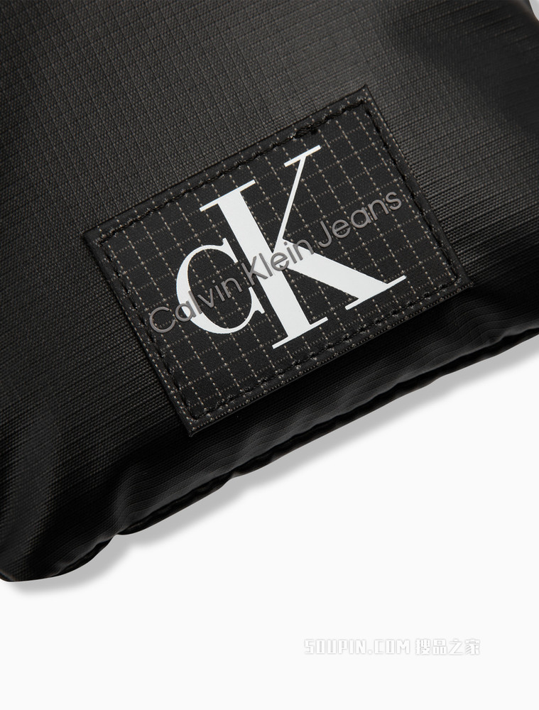Calvin Klein 男士简约可调节肩带LOGO贴片单肩斜挎包HH3083
