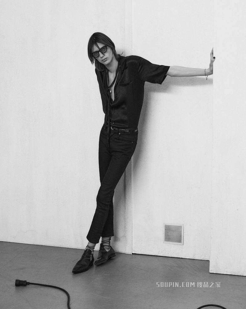 哑光和亮面桑蚕丝鲨鱼领衬衫