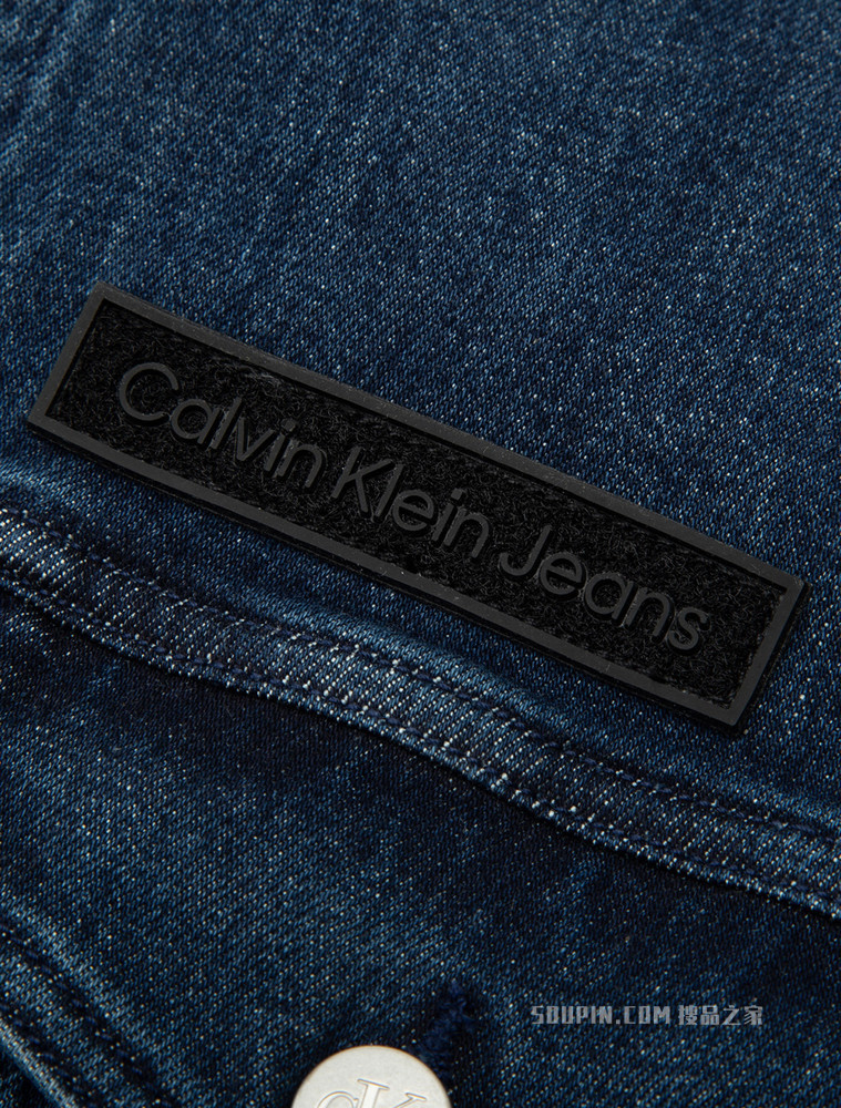 Calvin Klein 男士工装风纽扣翻领LOGO贴片牛仔外套J320633