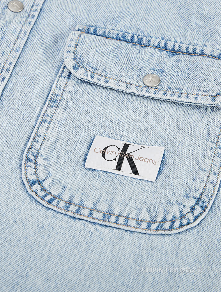 Calvin Klein 女士翻领掀扣纯棉LOGO织布标牛仔衬衫J218490