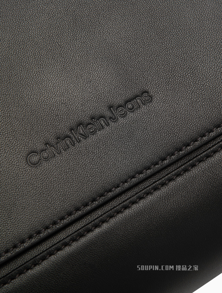 Calvin Klein女包 时尚翻盖式小羊皮可卸LOGO斜挎腋下包DH2926