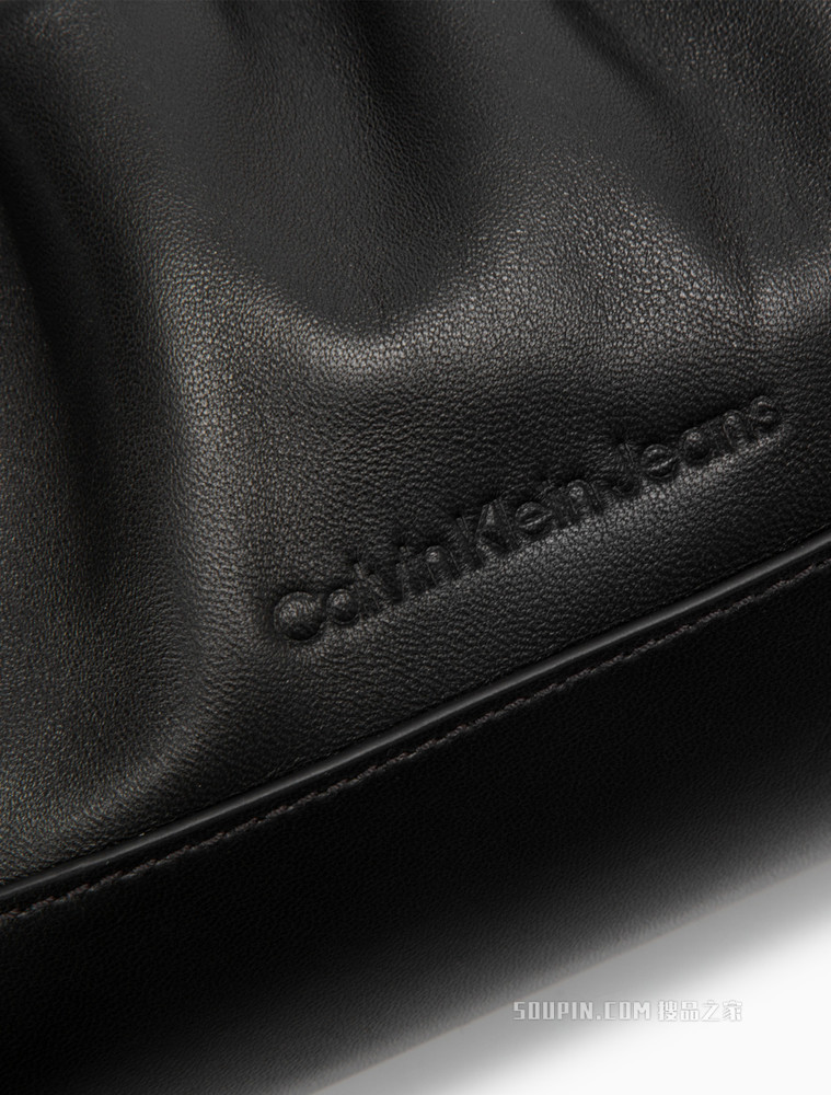 Calvin Klein女包 时尚金属LOGO可调节肩带羊皮单肩斜挎包DH2928