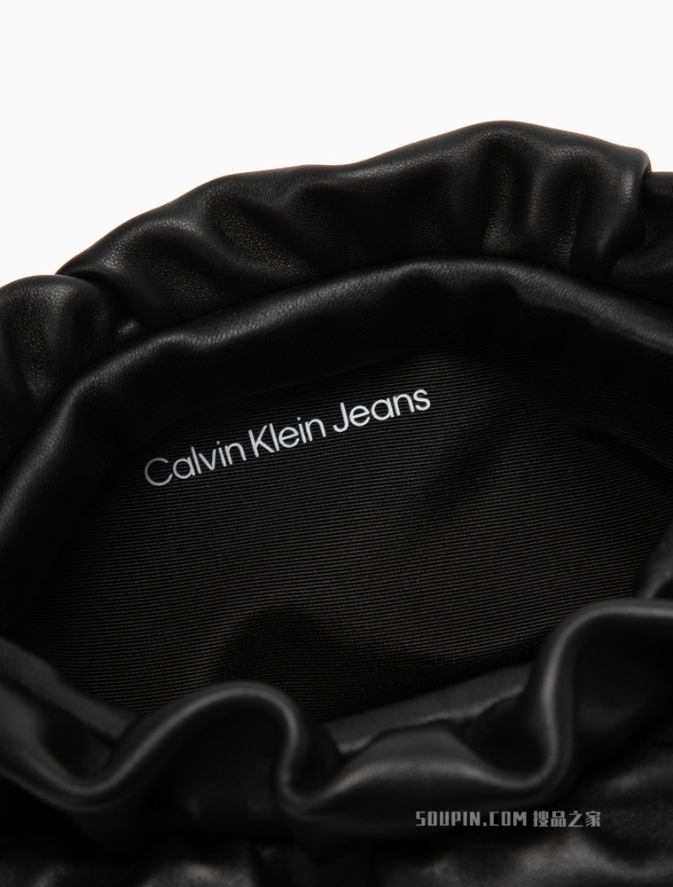 Calvin Klein女包 时尚金属LOGO可调节肩带羊皮单肩斜挎包DH2928