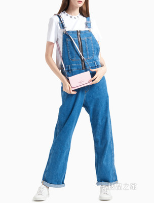 Calvin Klein女包 翻盖金属LOGO扣可调节肩带迷你单肩斜挎手机包DH2442P2600