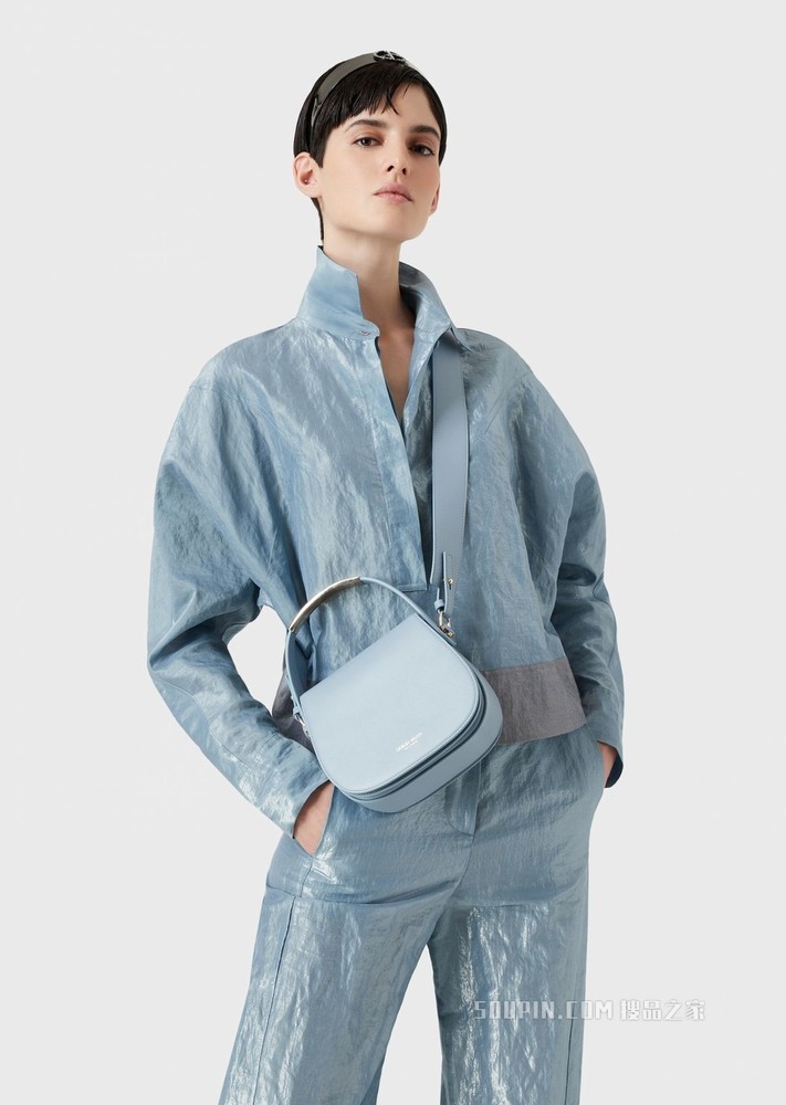 小号经典标识皮革肩背包 | Giorgio Armani