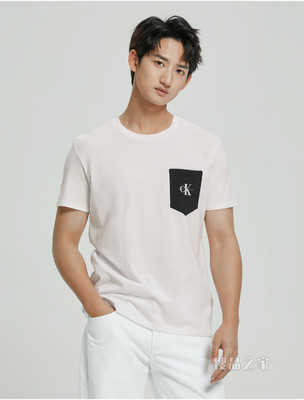 Calvin Klein 男士圆领纯棉交叠LOGO贴布袋短袖T恤ZM01883