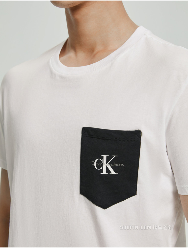 Calvin Klein 男士圆领纯棉交叠LOGO贴布袋短袖T恤ZM01883