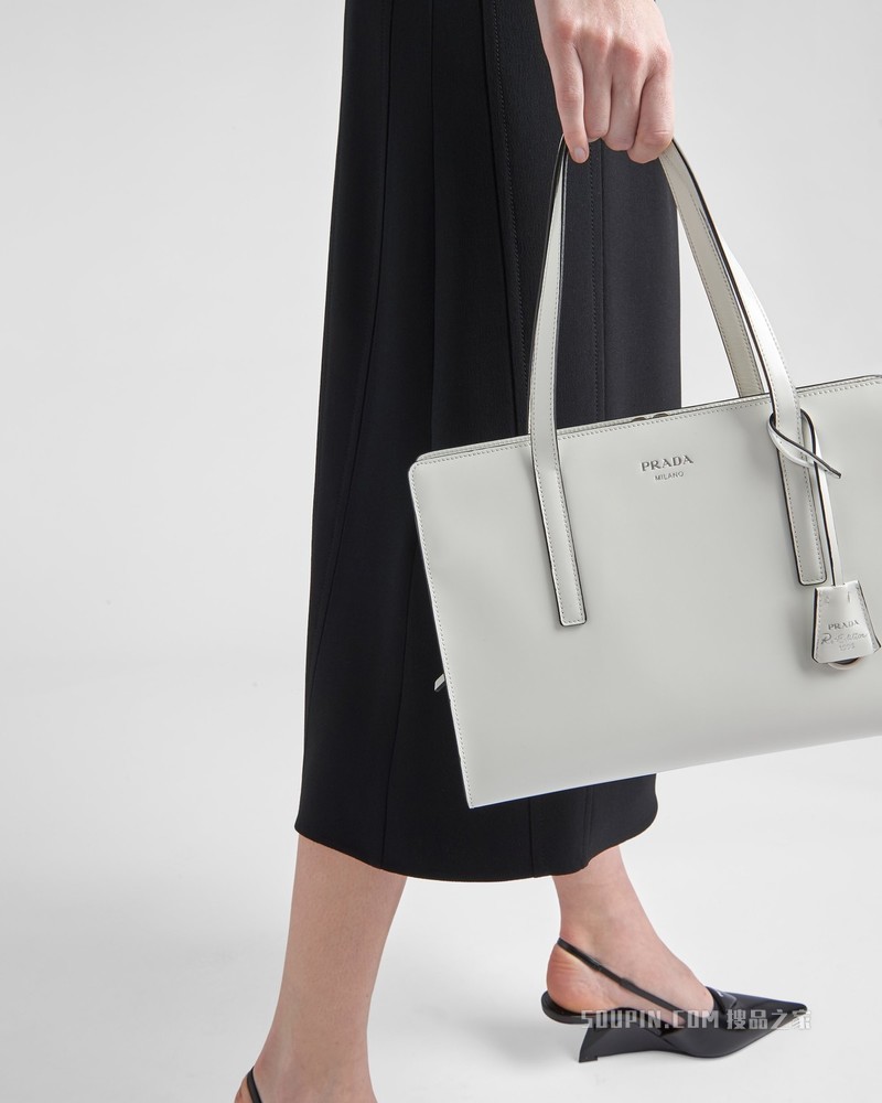 Prada Re-Edition 1995 亮面皮革中号手提包