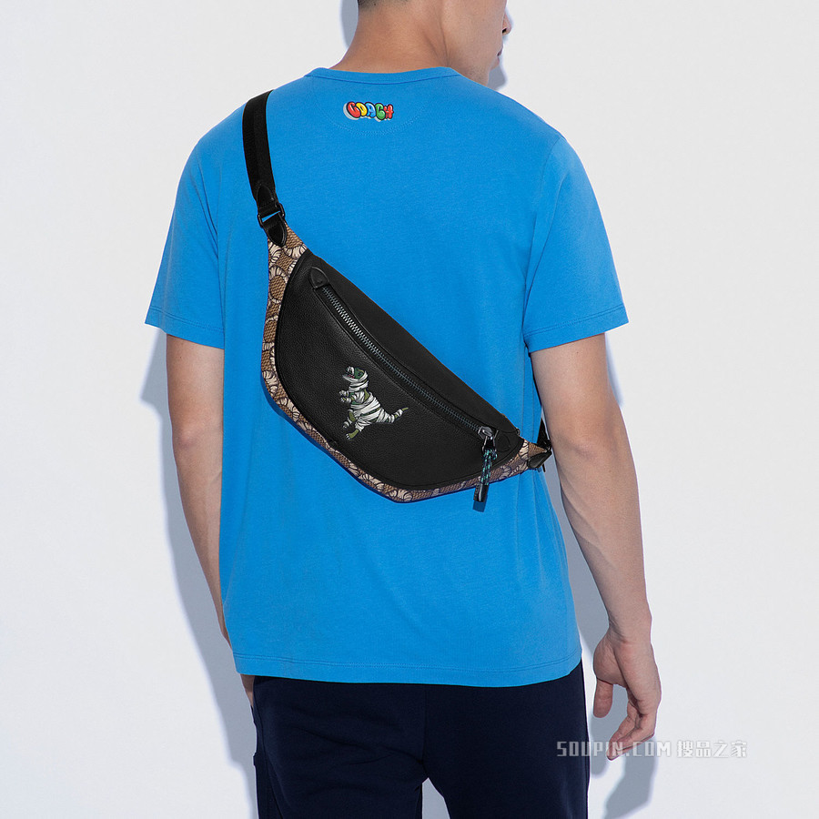 COACH X MICHAEL B. JORDAN 干化经典标志帆布 LEAGUE 腰包，饰有REXY JITLA