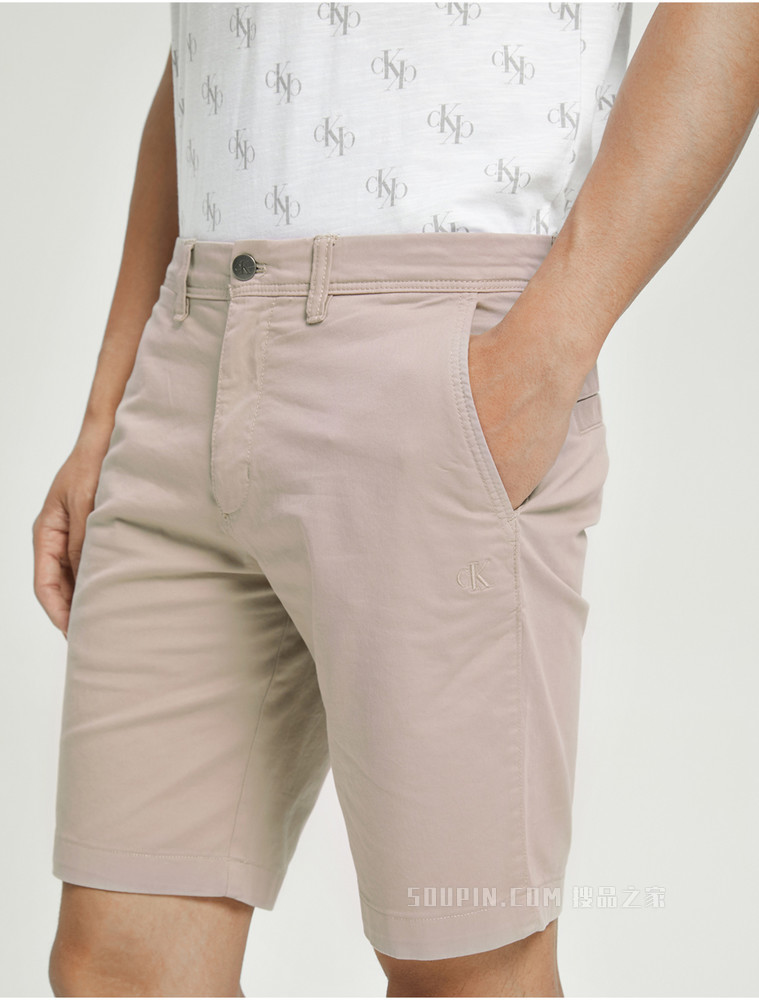 Calvin Klein 22春季新款男士简约铆钉扣LOGO贴片休闲短裤ZM01910