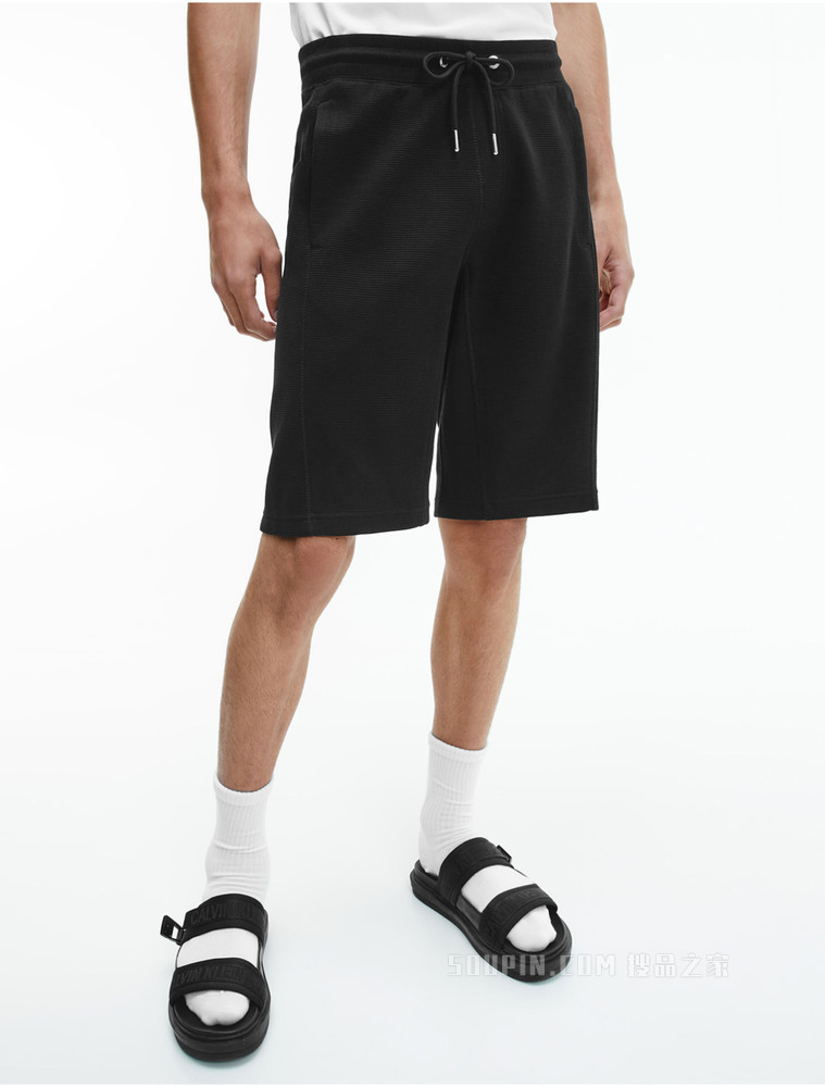 Calvin Klein 22春夏新款男士抽绳腰纯棉格纹LOGO布标休闲短裤J317986