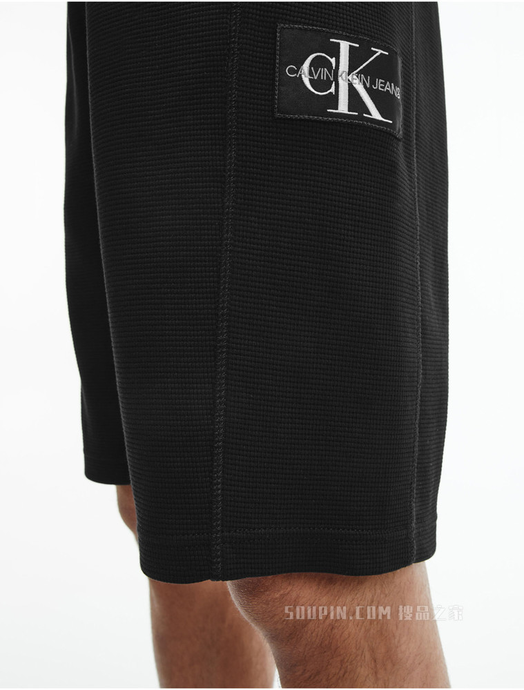 Calvin Klein 22春夏新款男士抽绳腰纯棉格纹LOGO布标休闲短裤J317986