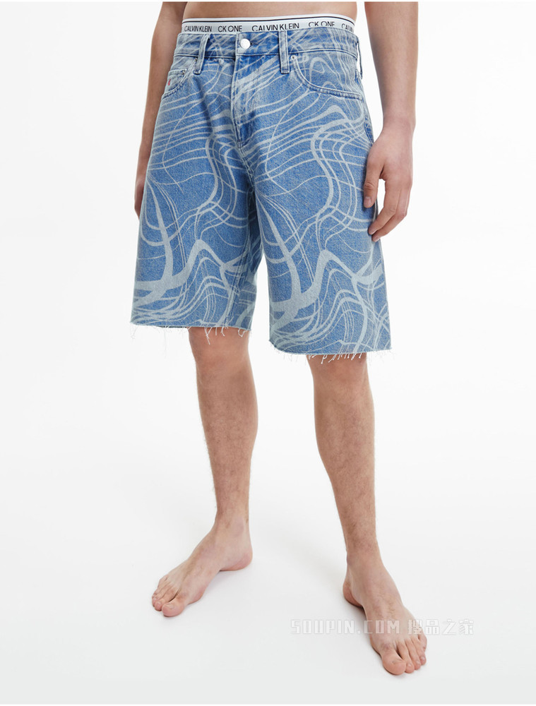 Calvin Klein 22春夏男士时尚纯棉LOGO贴片拉链宽松牛仔短裤J320993