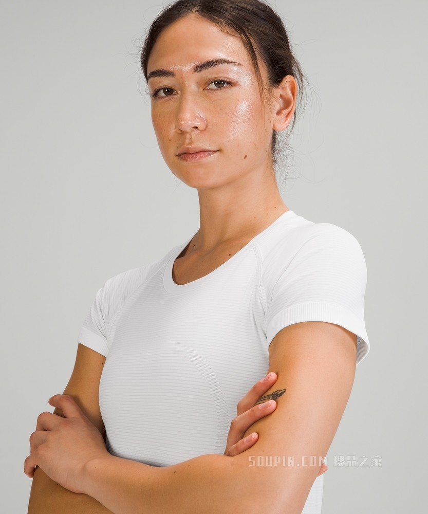 Swiftly Tech 女士运动短袖 T 恤 2.0 *Race