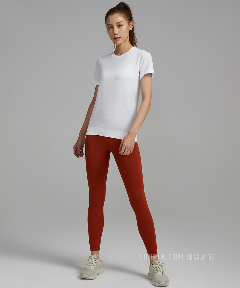 Swiftly Breathe 女士运动短袖 T 恤